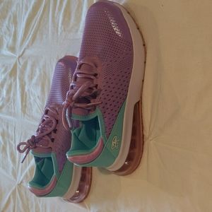 Big girls size 4 purple tennis shoes like new!!